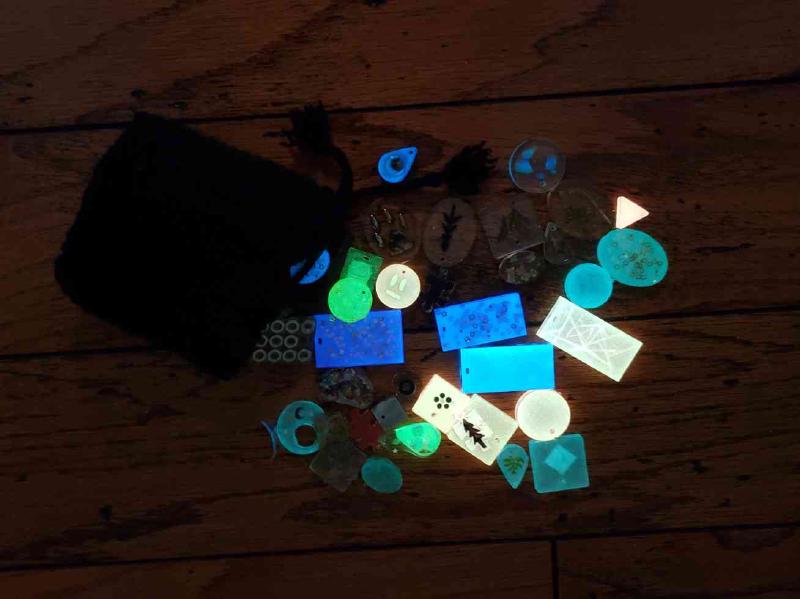 resin_pieces_glowing.jpg
